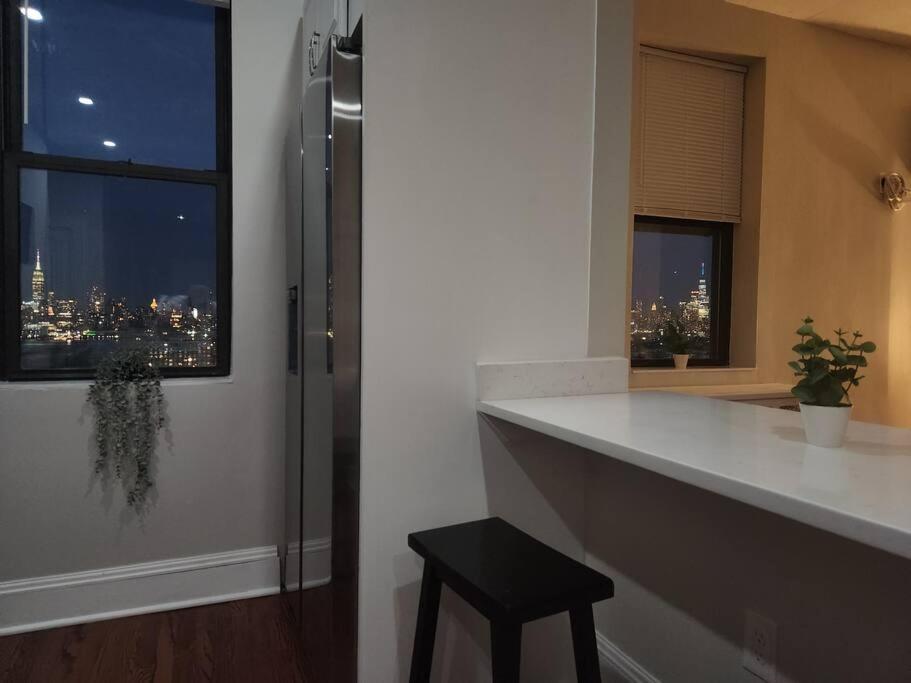 Elegant 2 Bed Gem! Mins From Nyc Lägenhet Union City Exteriör bild