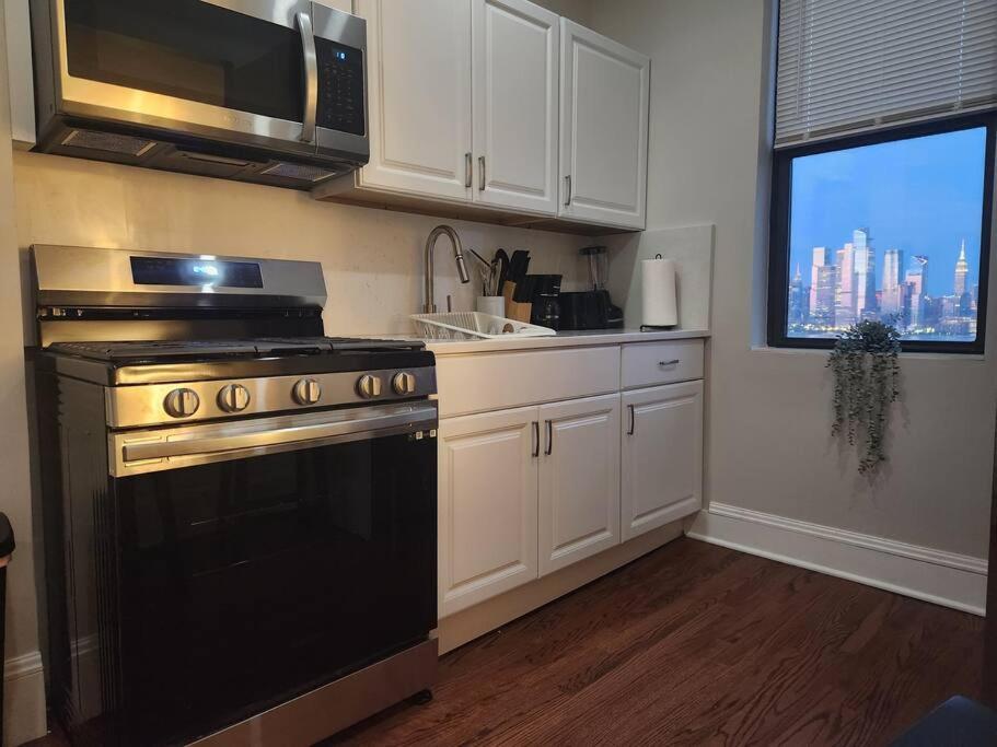 Elegant 2 Bed Gem! Mins From Nyc Lägenhet Union City Exteriör bild